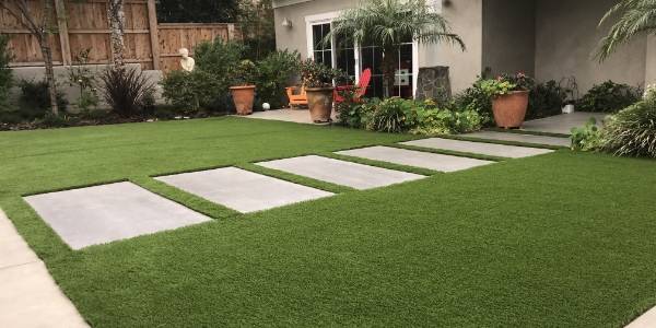 Une cour d'accueil posé avec de l'herbe artificielle