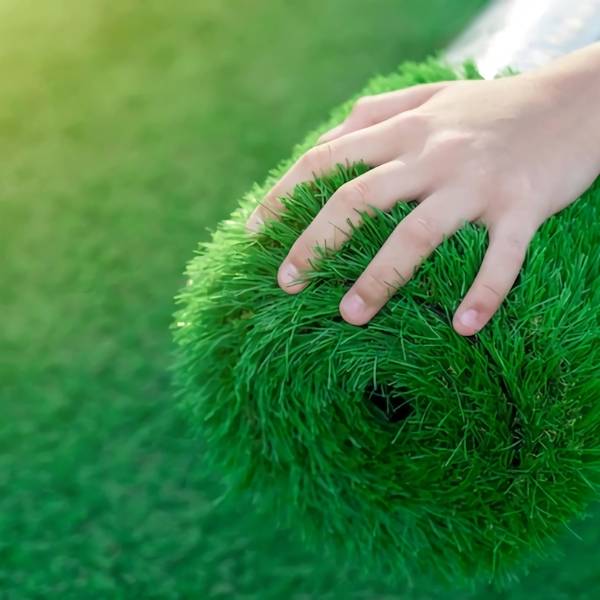 Un rouleau d'herbe artificielle
