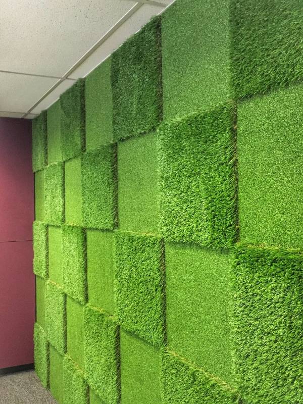 Artificial grass wall made of grass fibers in different heights