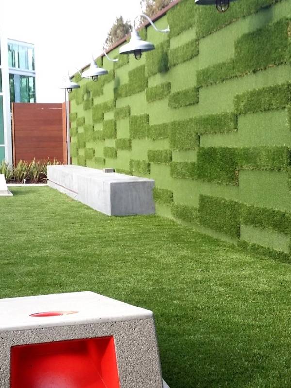 Artificial grass wall made of grass fibers in different heights