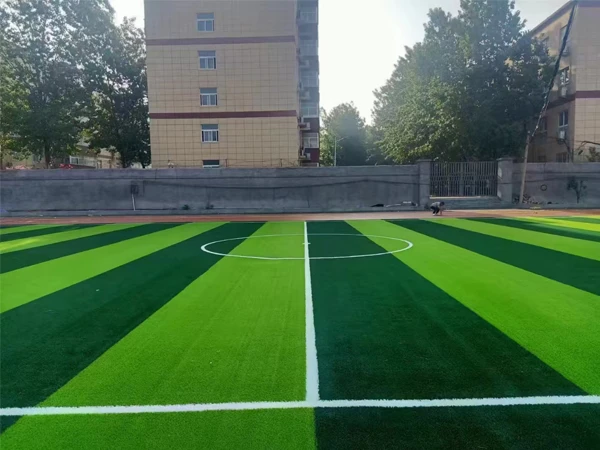 The artificial turf on the football field of Dongfang Middle School contains three colors.
