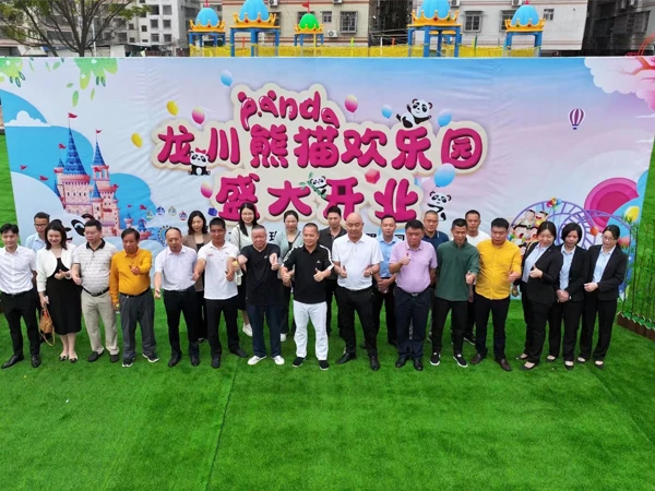 All the staff took a group photo on the green grass