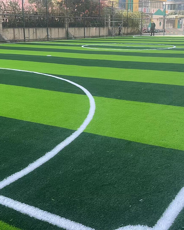 Le terrain de sport 5-a-side dans la zone résidentielle de Luohe Changdong est posé avec du gazon artificiel.