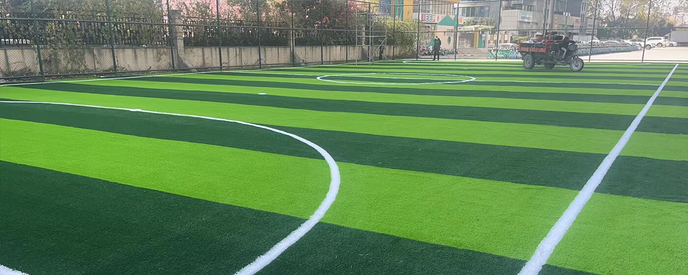 The 5-a-side sports field in Luohe Changdong Residential Area is laid with artificial turf.