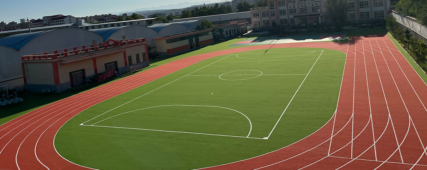 The primary school's grounds are equipped with a multi-purpose artificial turf for football fields and running tracks.