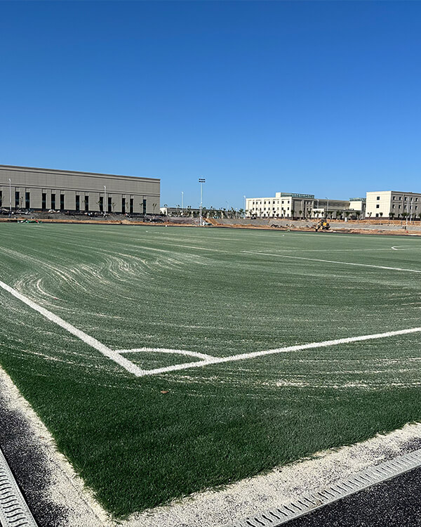 Un grand terrain de football gazon artificiel qui a été entièrement installé.