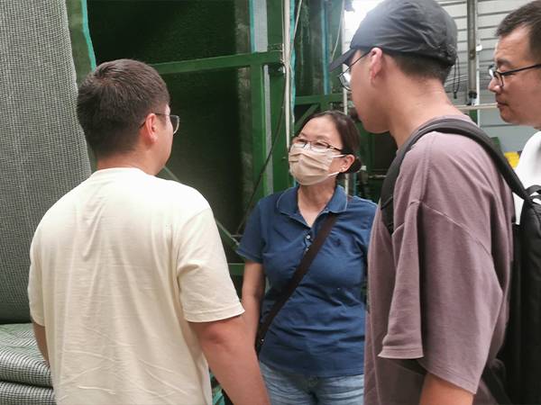 部門經理向客戶介紹半成品人造草。
