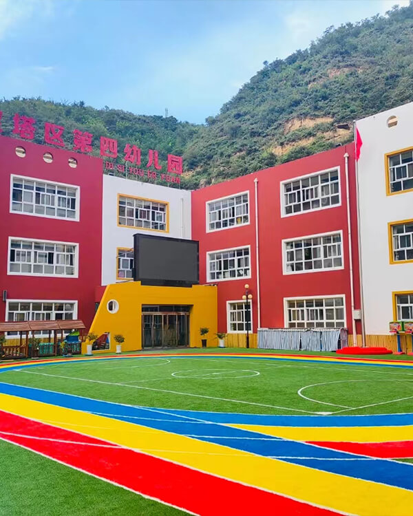 Herbe artificielle pour le 4ème terrain de football de maternelle de district de Baota en Chine