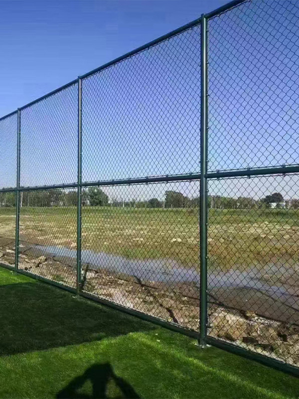 Sports fencing composed of hollow-shaped and stud link shaped fence combinations